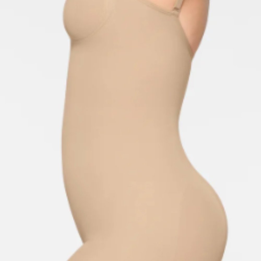 (2230) SKIMS NWT SEAMLESS SCULPT MID THIGH BODYSUIT in S/M in CLAY - Picture 3 of 4